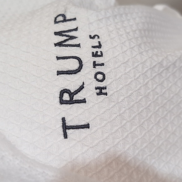 NWOT Unisex White Trump Hotels Bath Robe Textured Pattern Ultra Soft Lining - Picture 4 of 14